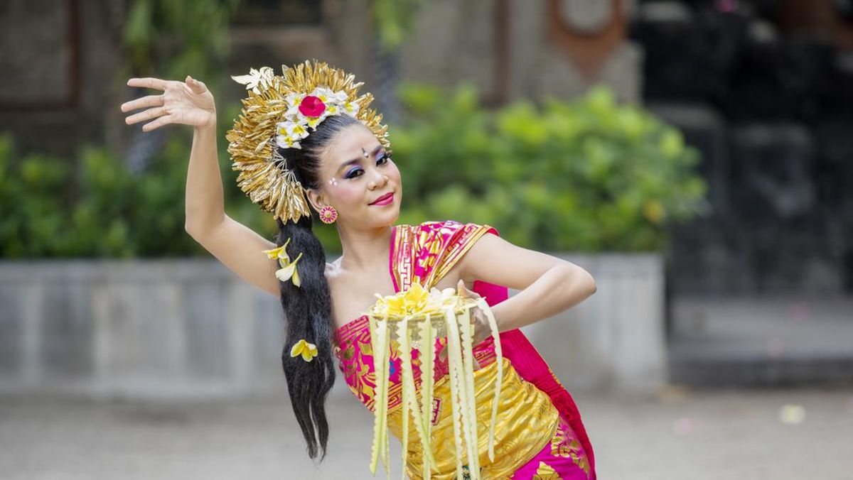 Tari Pendet: A Graceful Balinese Dance of Welcome